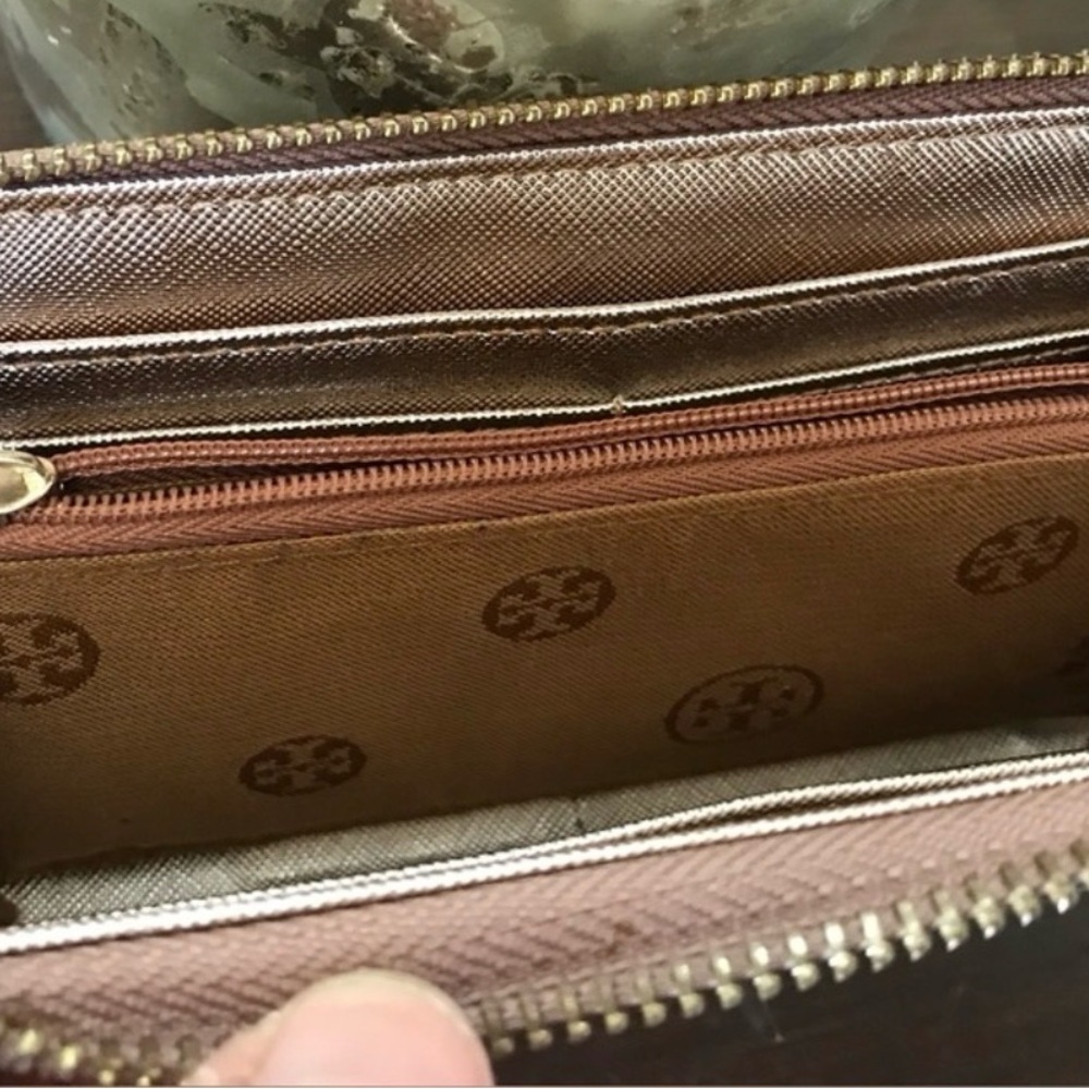 Tory Burch Robinson zip continental wallet in a metallic rose gold W/ Dust bag - Picture 5 of 11